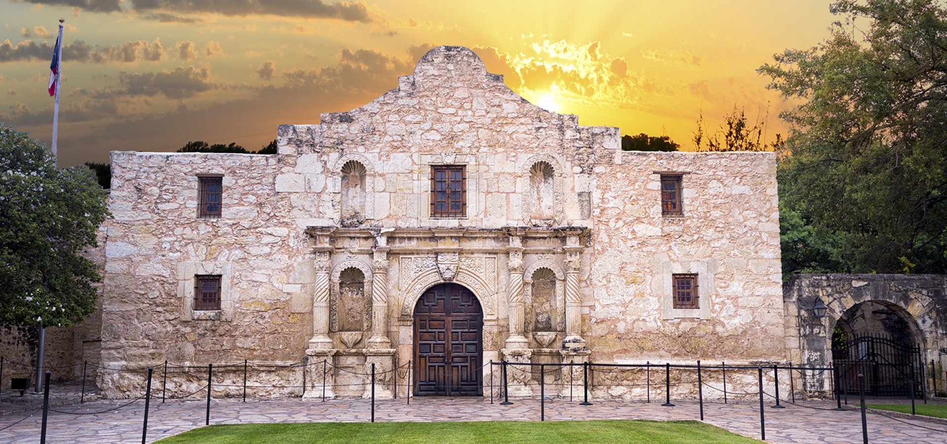 https://www.amtrakvacations.com/sites/amtrak/files/styles/hero/public/images/san-antonio.jpg?h=5a5fc591&itok=tDNarwrT