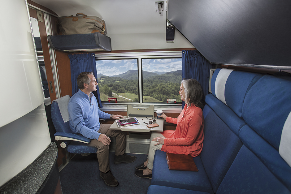 3 Cosas Que Debe Saber Sobre Nuestros Alojamientos Para Dormir Amtrak   Amtrak Roomette Couple 